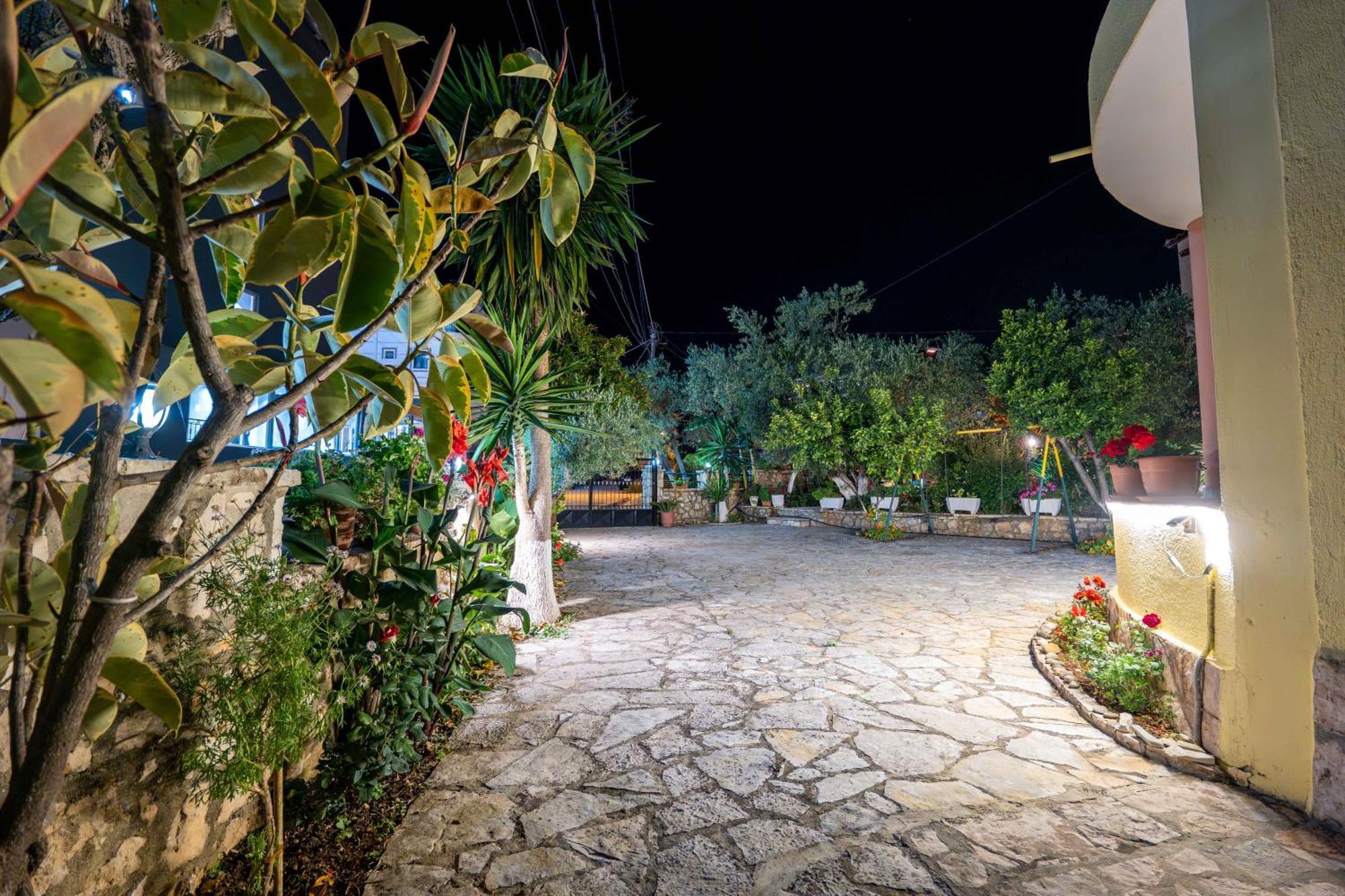 Flower Garden Villa Ксаміл Екстер'єр фото